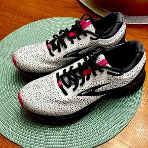 Brooks Trace 1 woman’s size 8 medium (B)